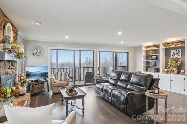 1601 Fleetwood Plaza, Hendersonville, NC 28739