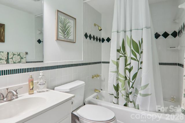 1601 Fleetwood Plaza, Hendersonville, NC 28739