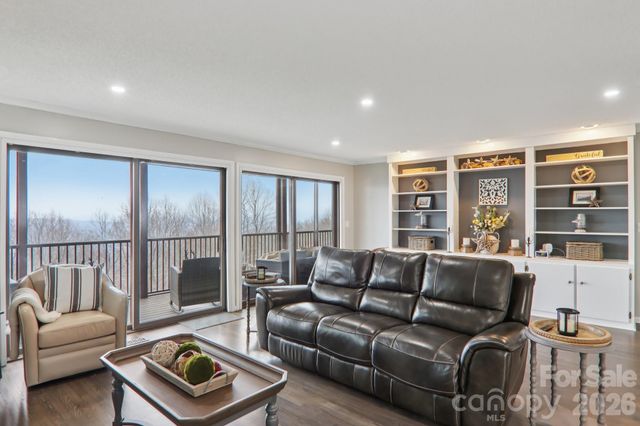 1601 Fleetwood Plaza, Hendersonville, NC 28739