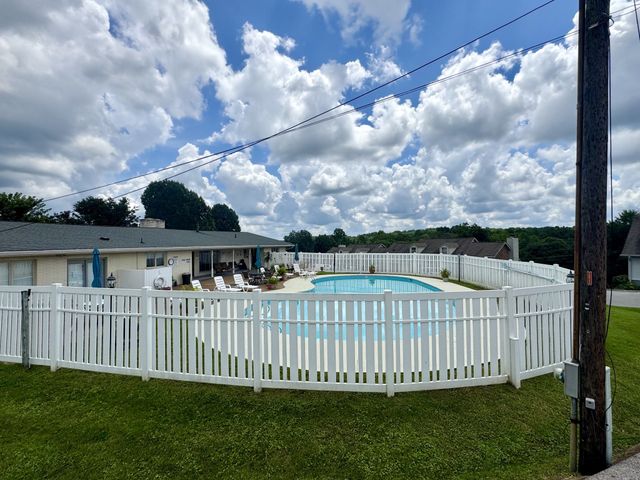 317 Village Ln, W, Dickson, TN 37055