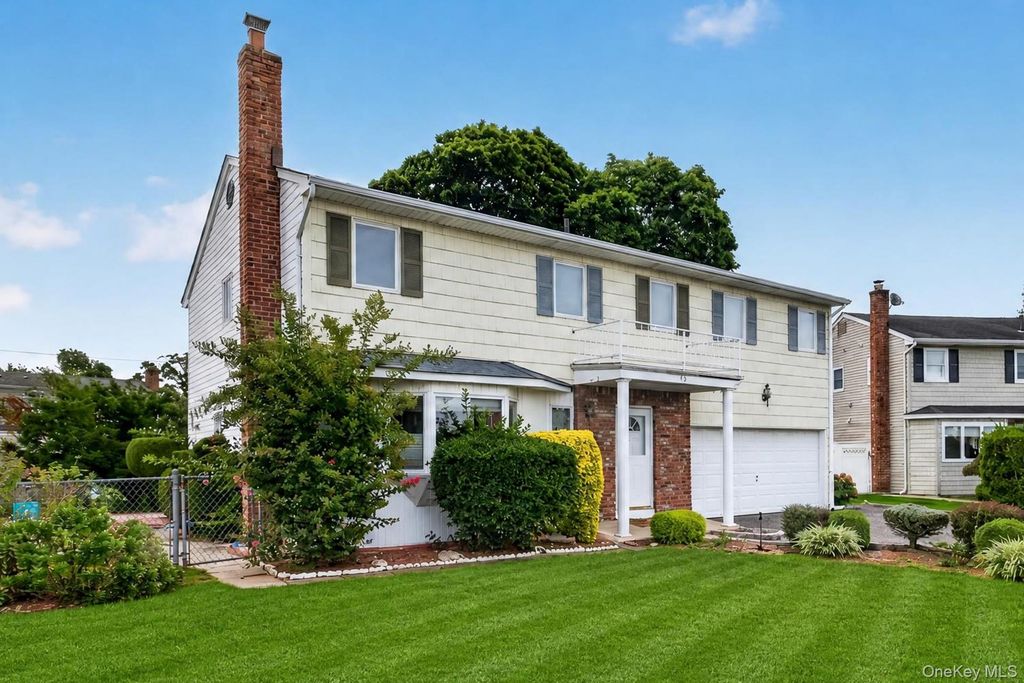 15 Country Court, Hicksville, NY 11801 — photo 2