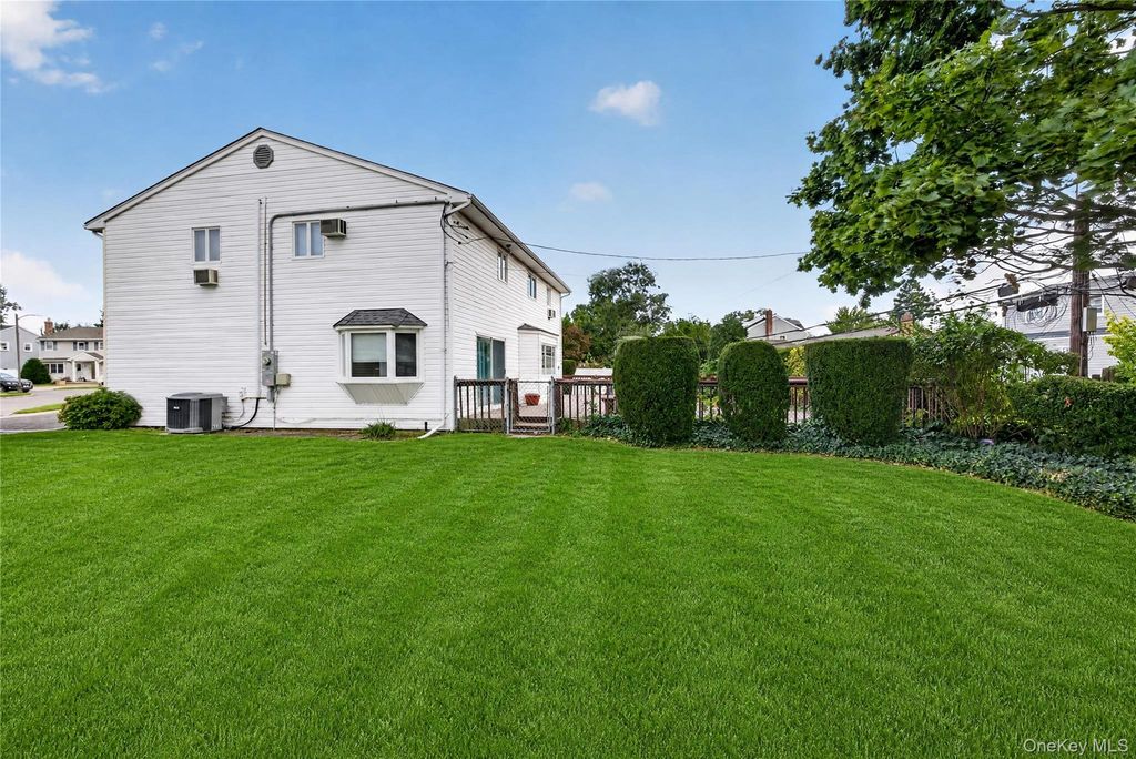 15 Country Court, Hicksville, NY 11801 — photo 4