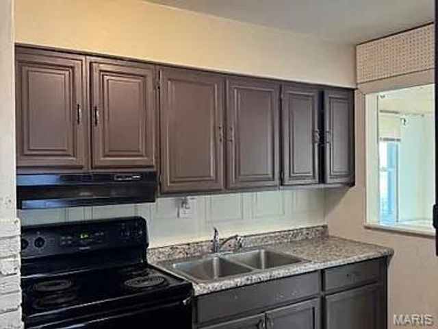 17 Godfrey Lane, Ferguson, MO 63135