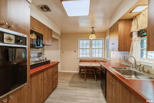 1136 BOBETTA Court, Clinton, IA 52732