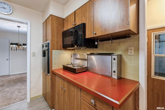 1136 BOBETTA Court, Clinton, IA 52732