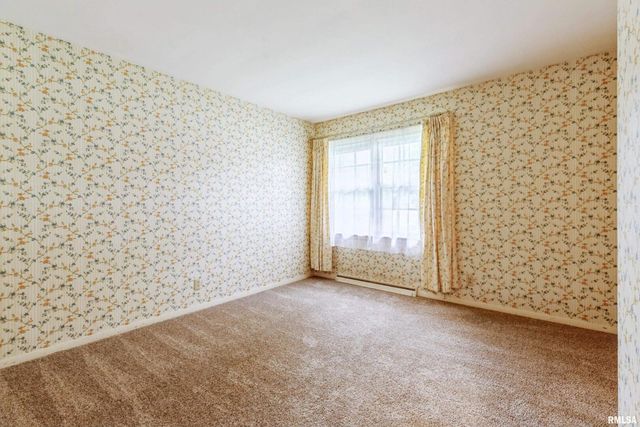 1136 BOBETTA Court, Clinton, IA 52732