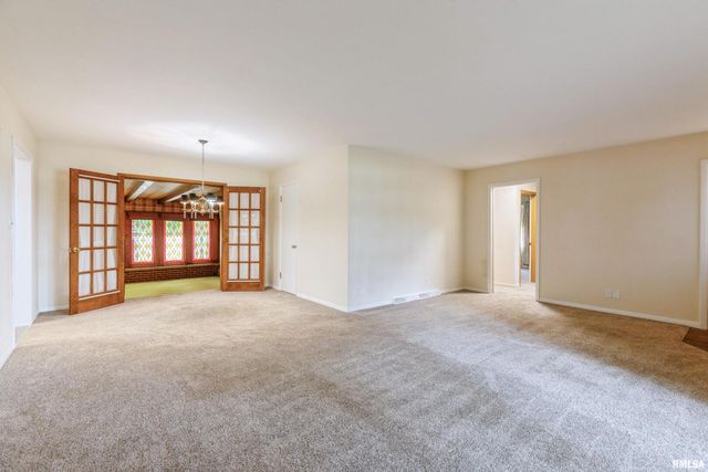 1136 BOBETTA Court, Clinton, IA 52732