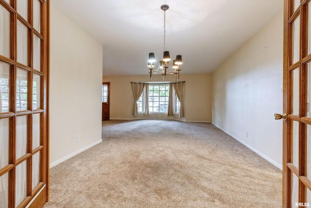 1136 BOBETTA Court, Clinton, IA 52732