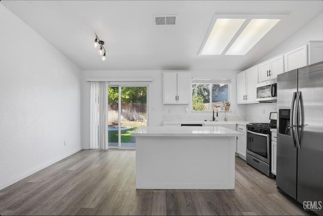 10600 Petalo Drive, Bakersfield, CA 93311