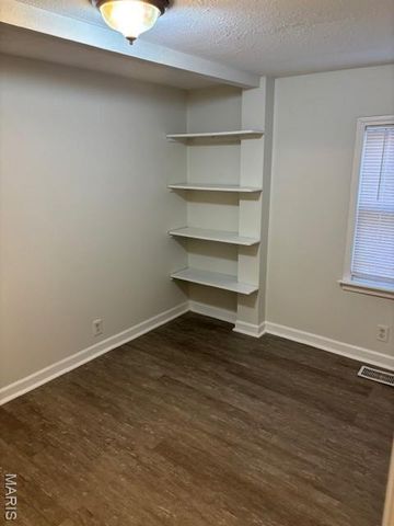 9547 Ridge Avenue, St Louis, MO 63114