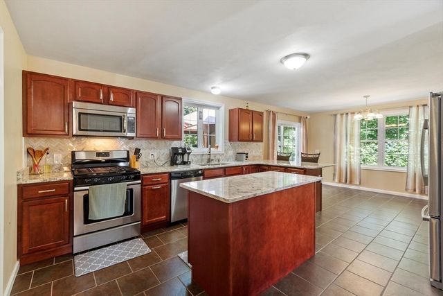 30 Morningside Dr, Haverhill, MA 01832