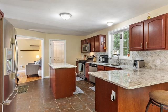 30 Morningside Dr, Haverhill, MA 01832
