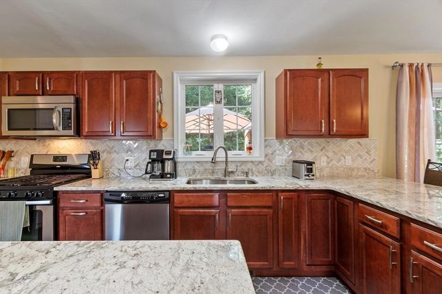 30 Morningside Dr, Haverhill, MA 01832