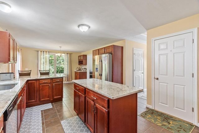 30 Morningside Dr, Haverhill, MA 01832