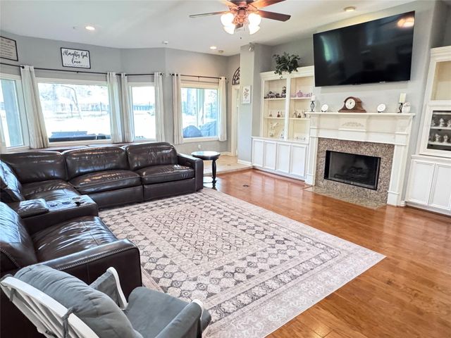 707 Fairway Oaks, Conroe, TX 77302