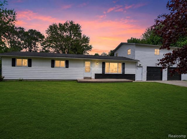 138 W Hunters Creek Road, Lapeer, MI 48446