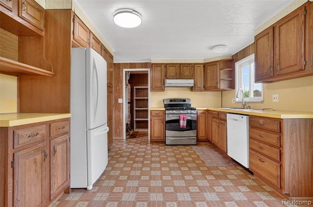 138 W Hunters Creek Road, Lapeer, MI 48446