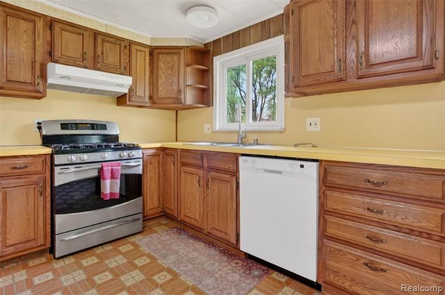138 W Hunters Creek Road, Lapeer, MI 48446