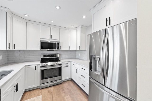 W68N915 Washington AVENUE, Cedarburg, WI 53012