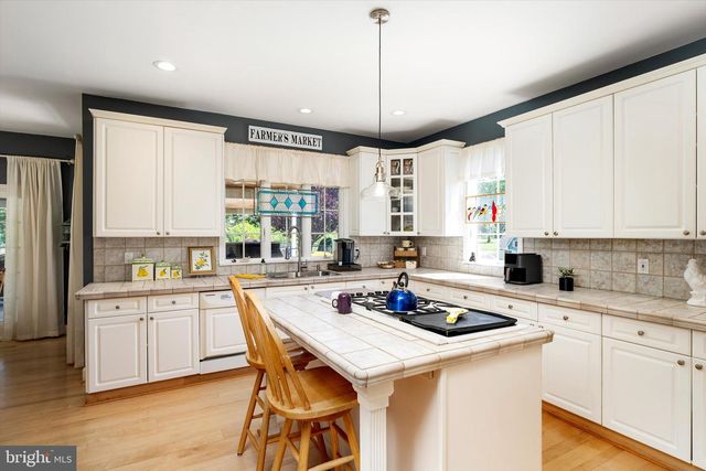 8 CARNEY WAY, Hamilton, NJ 08620