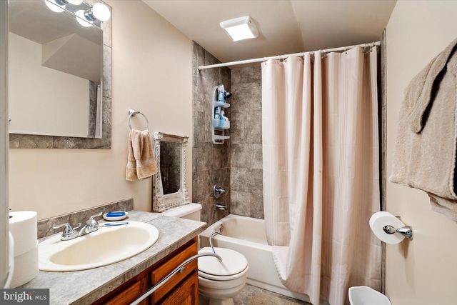 8 CARNEY WAY, Hamilton, NJ 08620