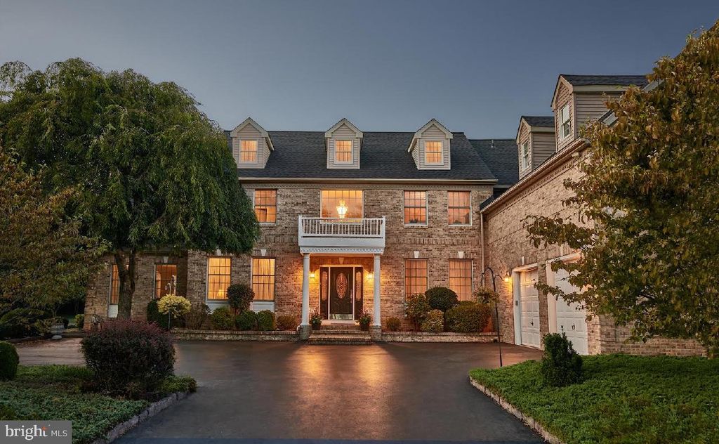 8 CARNEY WAY, Hamilton, NJ 08620