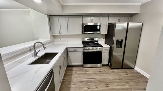 1926 GROVE Avenue, Schaumburg, IL 60193