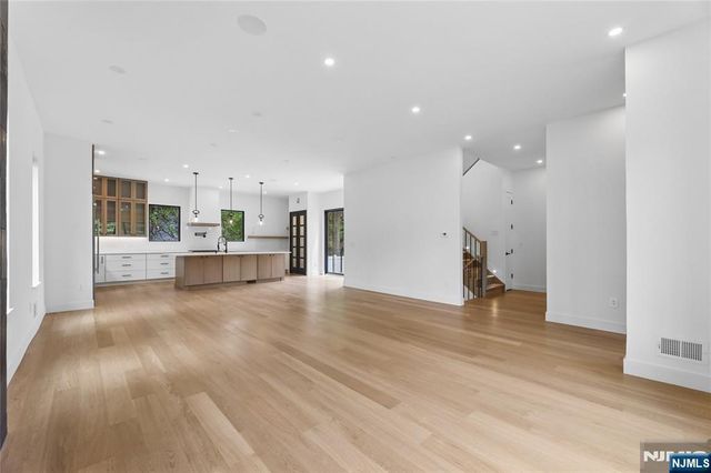1 Bancroft Place, Cresskill, NJ 07626