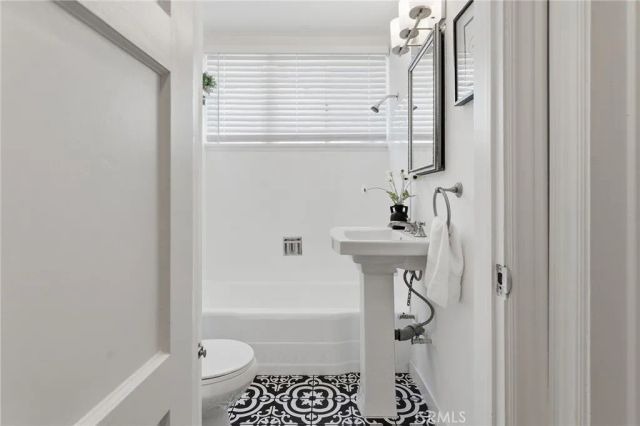 14335 Magnolia Bl, Sherman Oaks, CA 91423