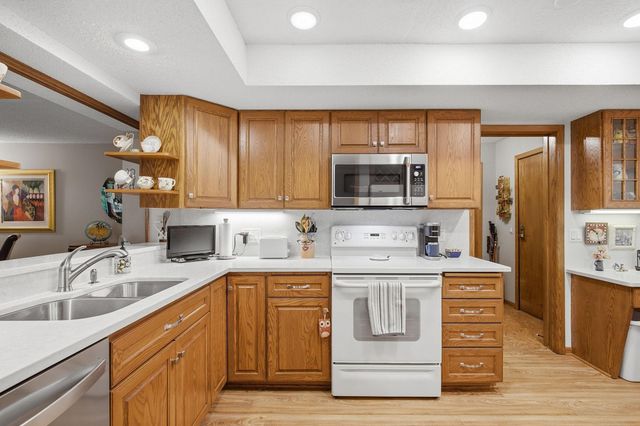 6051 Laurel Avenue 214, Golden Valley, MN 55416