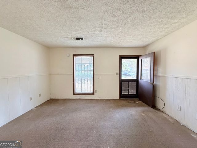 7118 Pineneedle Drive SW, Covington, GA 30014