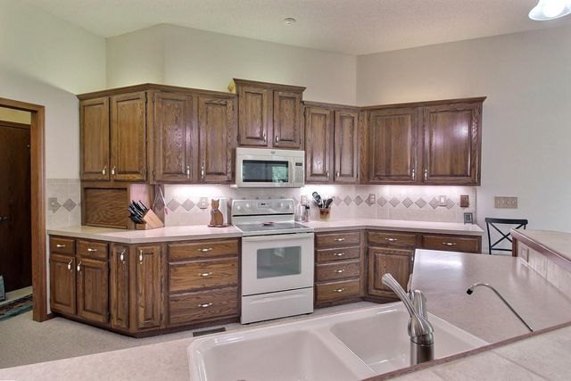 241 S Maple Dunes Ct, Wichita, KS 67235