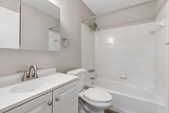 2800 Hillsboro Avenue N 307, New Hope, MN 55427