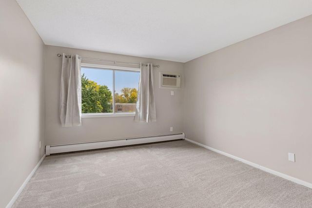 2800 Hillsboro Avenue N 307, New Hope, MN 55427
