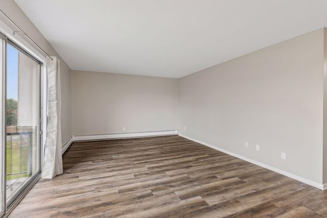 2800 Hillsboro Avenue N 307, New Hope, MN 55427