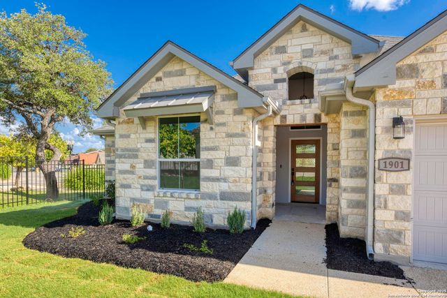 1901 N Chateau Lane, Kerrville, TX 78028