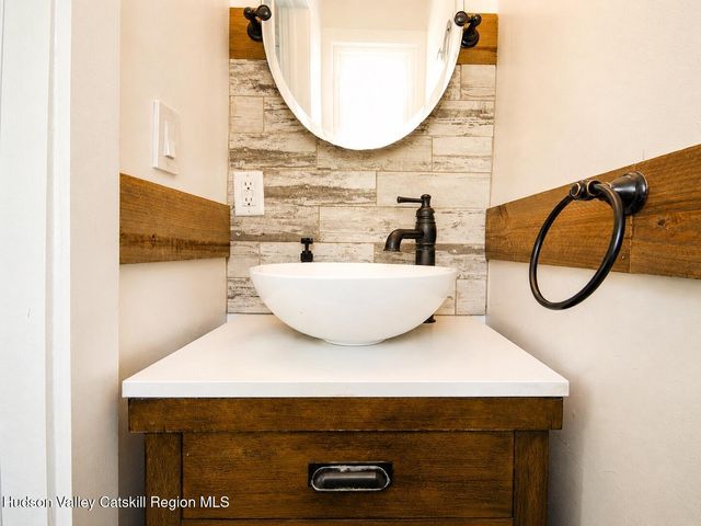 40 Simmons Drive, Woodstock, NY 12498