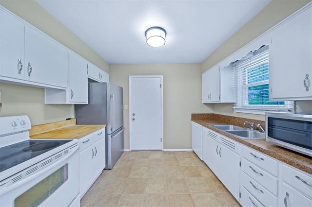 3428 W 77th Terrace, Prairie Village, KS 66208