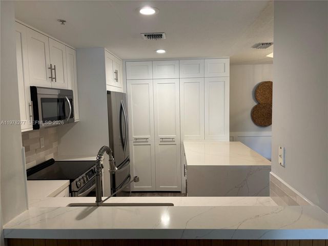 6700 NW 114th Ave 902, Doral, FL 33178