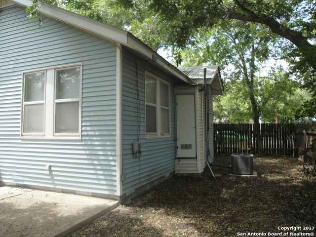 615 ELM ST, Seguin, TX 78155