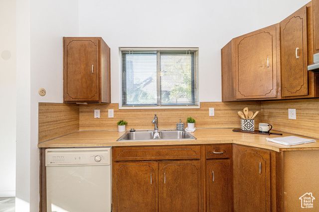 38 N WHITE BARN DR, Pleasant View, UT 84414