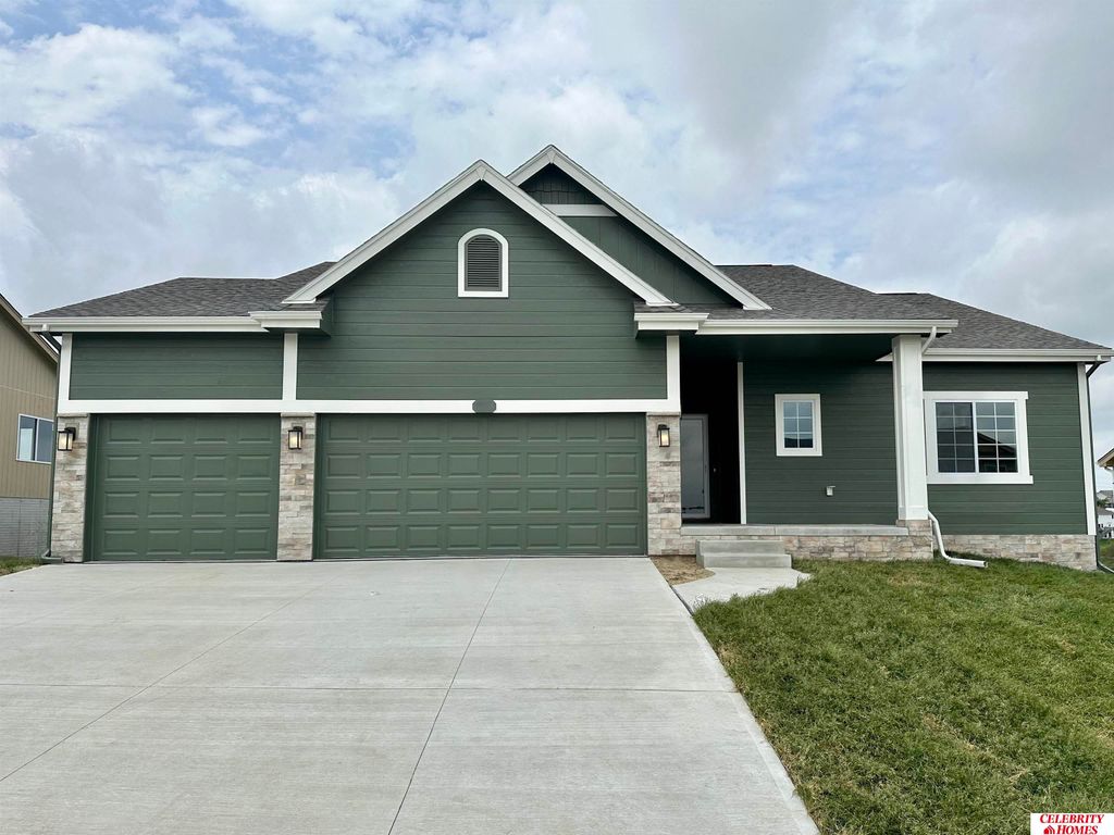 5647 N 184 Street, Elkhorn, NE 68022