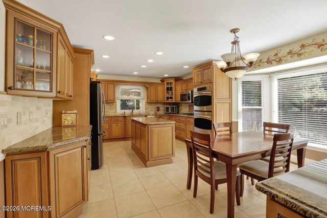 6 Kimberly Court, Manalapan, NJ 07726