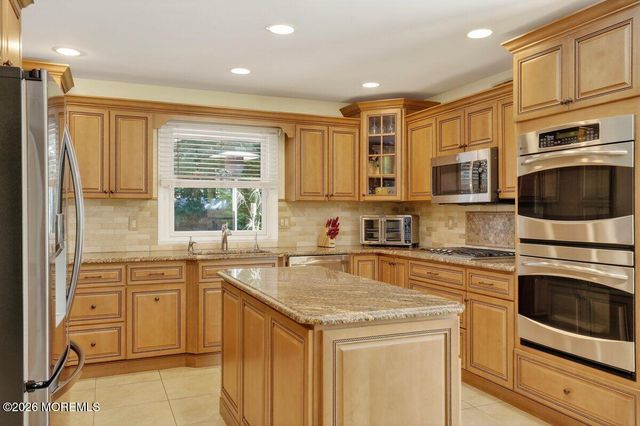 6 Kimberly Court, Manalapan, NJ 07726
