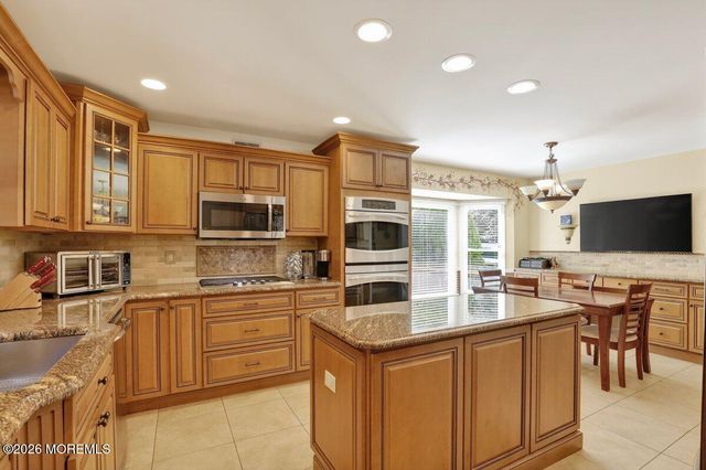 6 Kimberly Court, Manalapan, NJ 07726