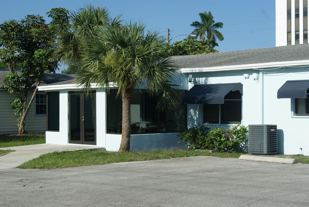 Image 10 of property listing at 766 SE 5th Avenue, Delray Beach, FL 33483