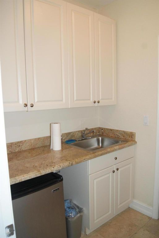 Image 4 of property listing at 766 SE 5th Avenue, Delray Beach, FL 33483