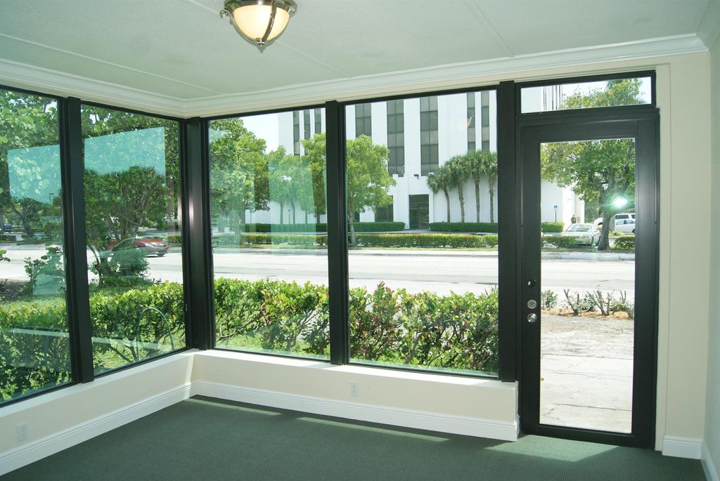 Image 6 of property listing at 766 SE 5th Avenue, Delray Beach, FL 33483