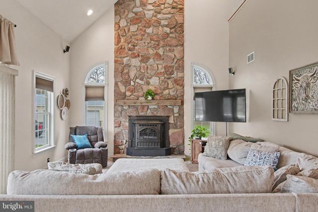 105 SAINT JOHNS RD W, Littlestown, PA 17340