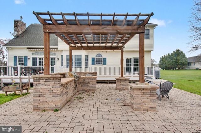 105 SAINT JOHNS RD W, Littlestown, PA 17340